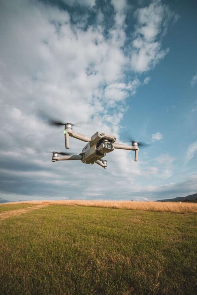 Riprese aeree con drone &mdash; drone in volo sul prato