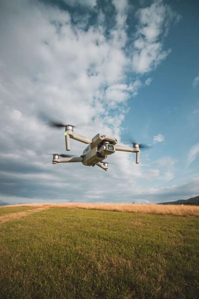 Riprese aeree con drone &mdash; drone in volo sul prato