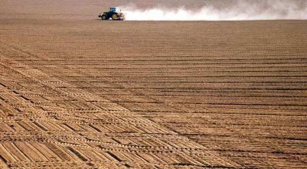 Settore Agricoltura Soluzioni IT per l'agricoltura — trattore in campo